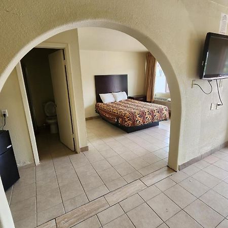 Hometown Inn And Suites Мескит Экстерьер фото