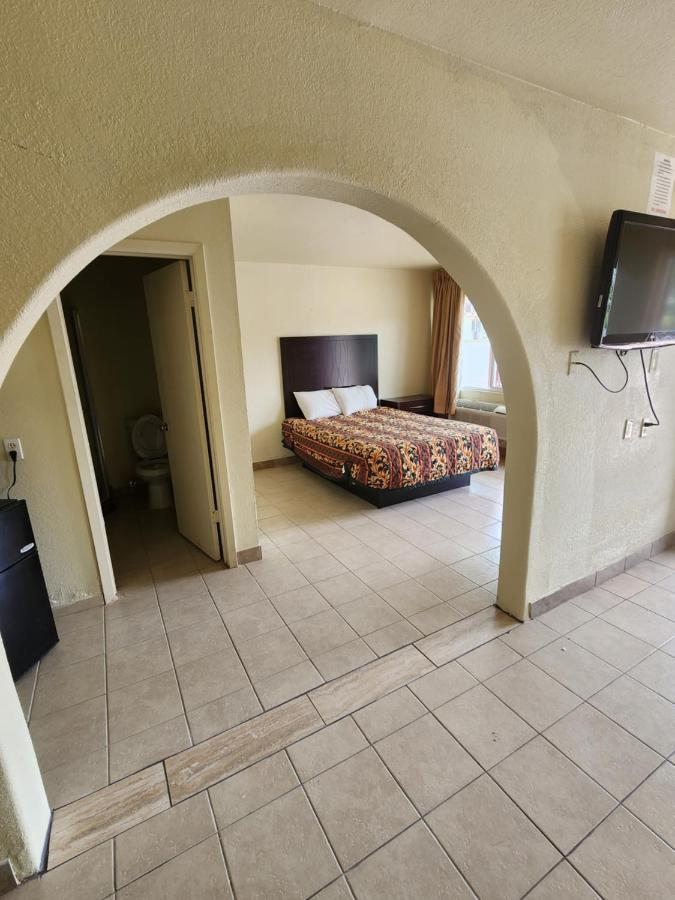 Hometown Inn And Suites Мескит Экстерьер фото